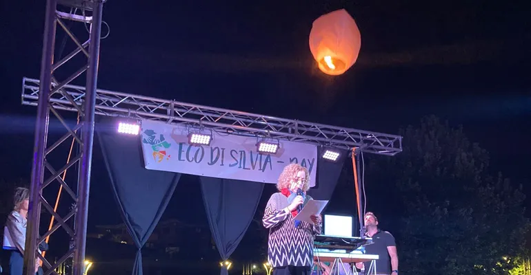 25. Dedica a Silvia – lancio della lanterna