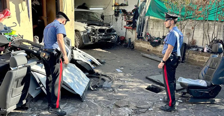 MONTEROTONDO – Le parti di auto rinvenute e sequestrate dai Carabinieri (1)-f