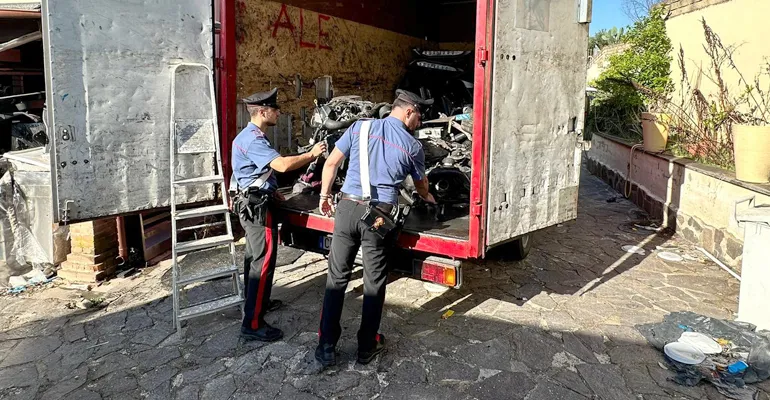 MONTEROTONDO – Le parti di auto rinvenute e sequestrate dai Carabinieri (3)-f