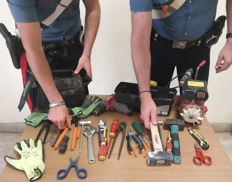 PALESTRINA – Gli attrezzi da scasso sequestrati dai Carabinieri-q