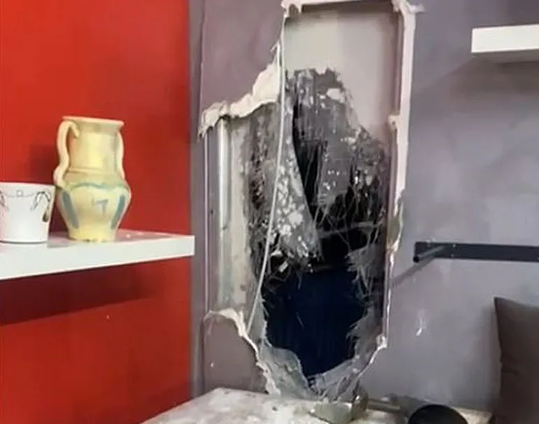 PALESTRINA – Il foro nel muro perimetrale effettuato per accedere all’interno del negozio-q