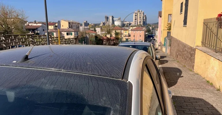 Colleferro-polvere_grigiastra-sulle-auto-1f