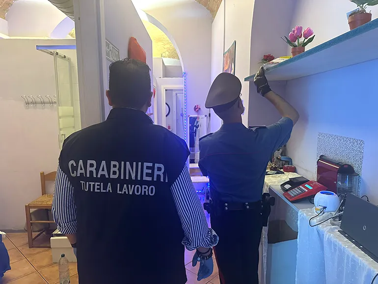 PIAZZA DANTE – Il centro massaggi chiuso dai Carabinieri (2)
