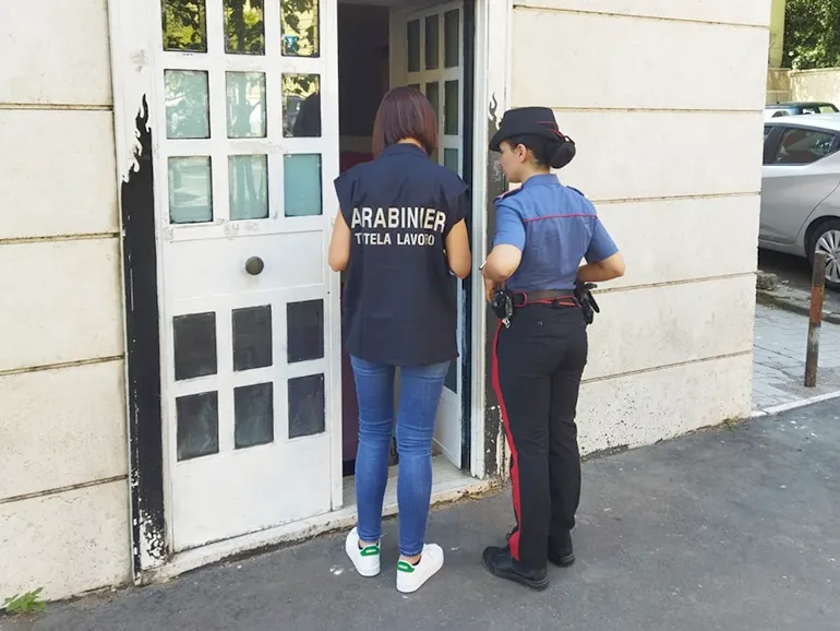 PIAZZA DANTE – Il centro massaggi chiuso dai Carabinieri (3)