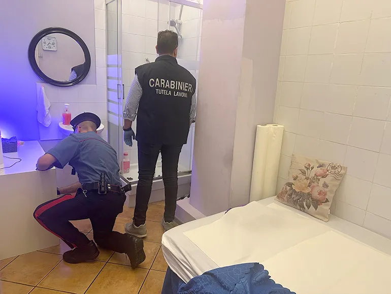 PIAZZA DANTE – Il centro massaggi chiuso dai Carabinieri (4)