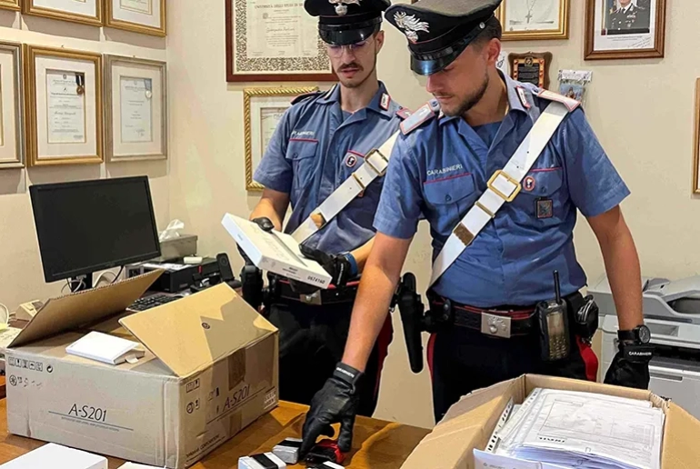 CENTRO – Il materiale sequestrato dai Carabinieri (1)