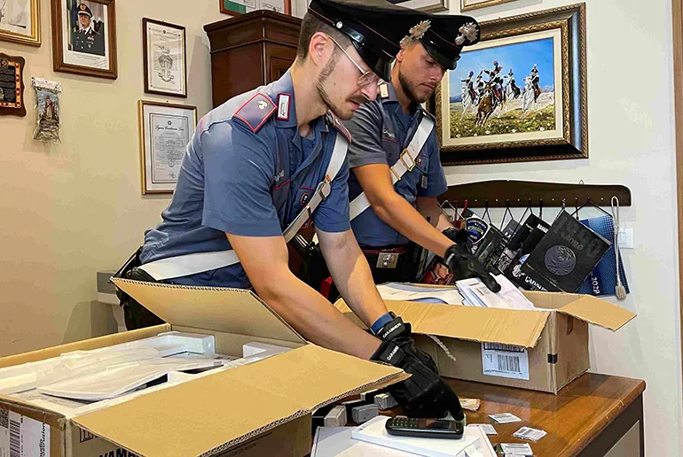 CENTRO – Il materiale sequestrato dai Carabinieri (2)
