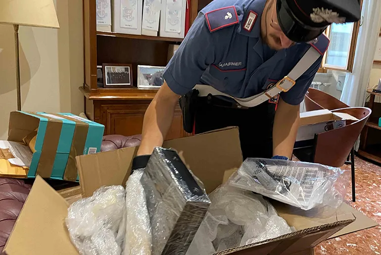 CENTRO – Il materiale sequestrato dai Carabinieri (3)