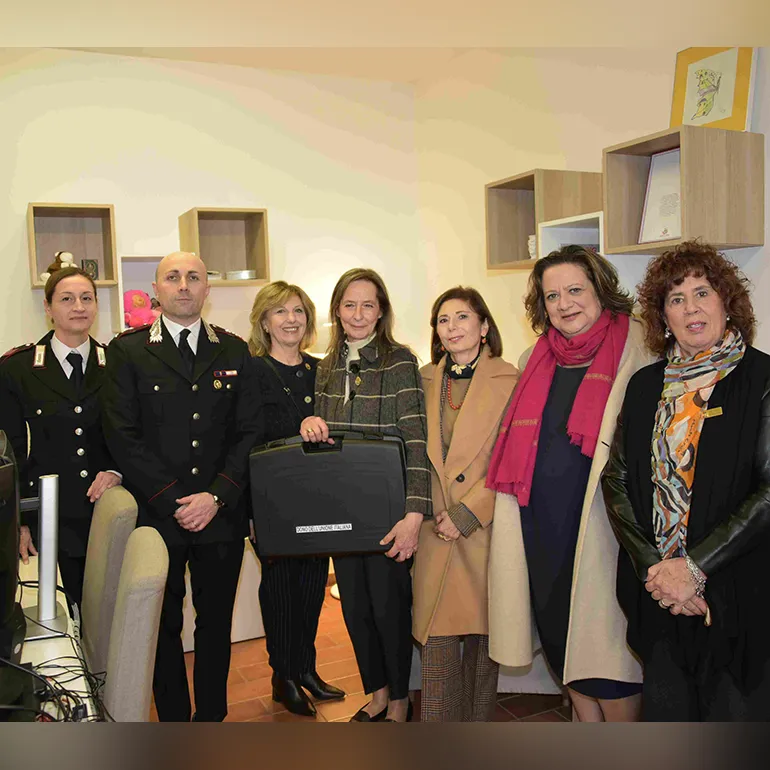 Consegna Kit Soroptimist ai Carabinieri del Nucleo Investigativo di Roma (2)