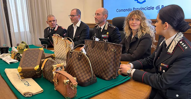 La riconsegna delle borse ai responsabili dei brand da parte dei Carabinieri (1)