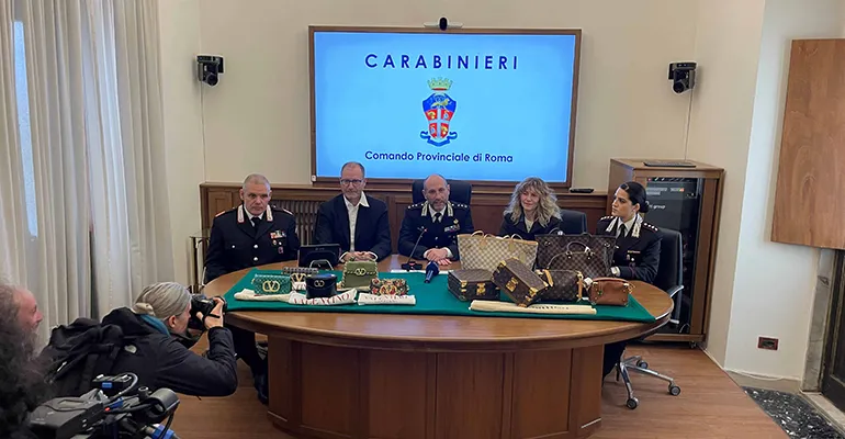 La riconsegna delle borse ai responsabili dei brand da parte dei Carabinieri (2)
