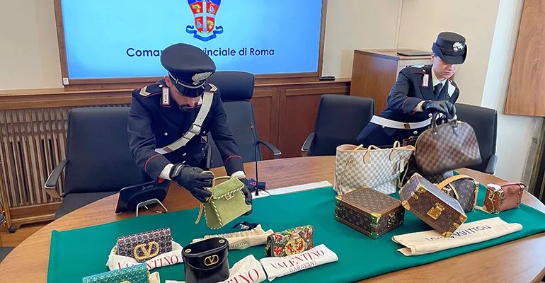 La riconsegna delle borse ai responsabili dei brand da parte dei Carabinieri (3)