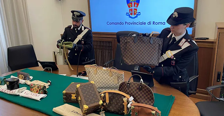 La riconsegna delle borse ai responsabili dei brand da parte dei Carabinieri (4)
