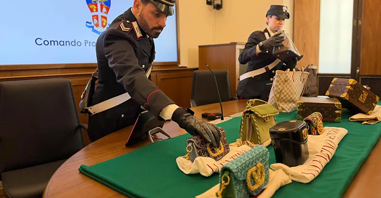 La riconsegna delle borse ai responsabili dei brand da parte dei Carabinieri (6)