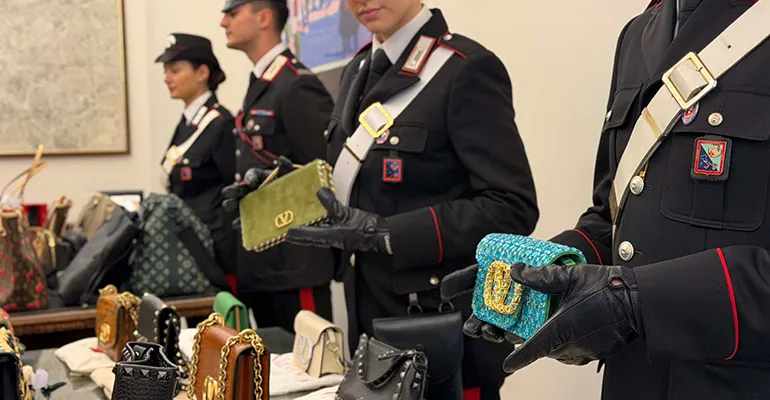 La riconsegna delle borse ai responsabili dei brand da parte dei Carabinieri (7)