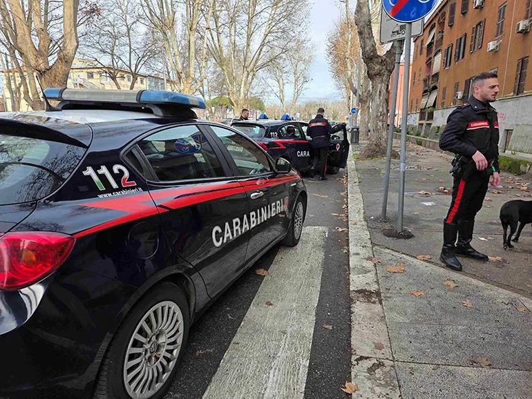 CASILINA – Controlli dei Carabinieri al Quarticciolo con i paracadutisti del Reggimento Tuscania (5)