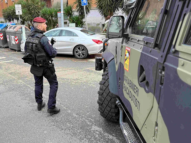 CASILINA – Controlli dei Carabinieri al Quarticciolo con i paracadutisti del Reggimento Tuscania (6)
