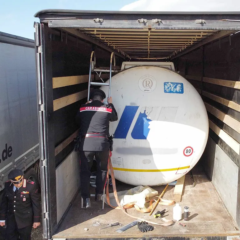 CIVITAVECCHIA – I Carabinieri intervenuti per furto di carburante dall’oleodotto (1)