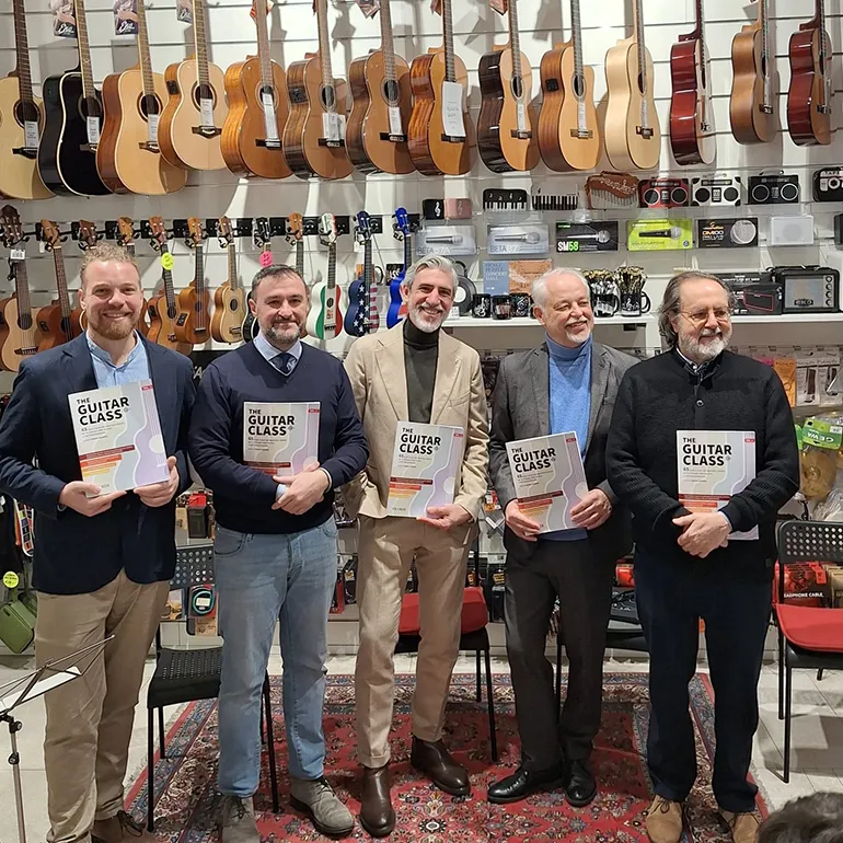 Roma-The_Guitar_Class-q-2