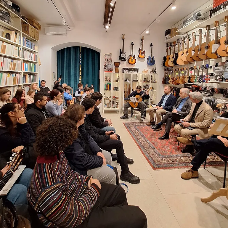 Roma-The_Guitar_Class-q-3