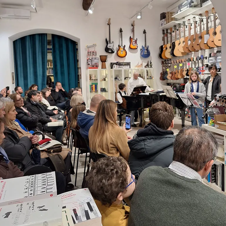 Roma-The_Guitar_Class-q-4