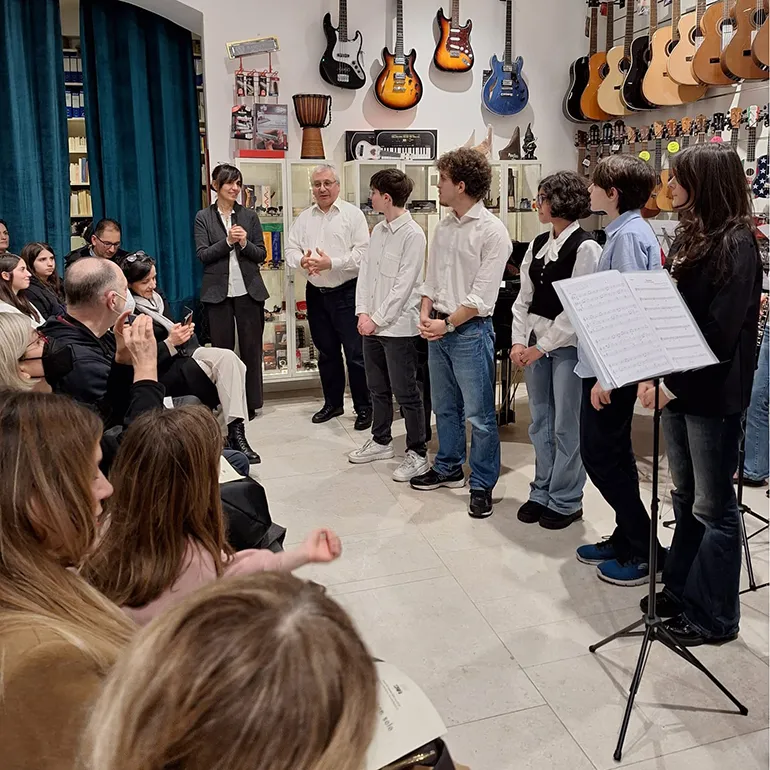 Roma-The_Guitar_Class-q-5