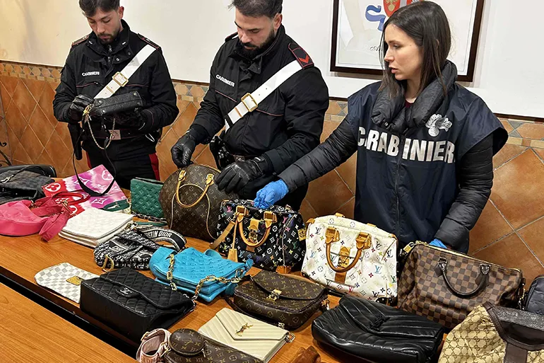 NINV RM – Le borse di lusso sequestrate dai Carabinieri (2)