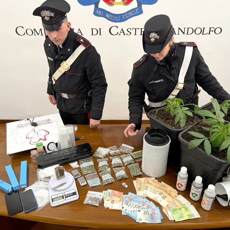 CASTEL GANDOLFO – La droga e il materiale sequestrati dai Carabinieri a Genzano di Roma (4)