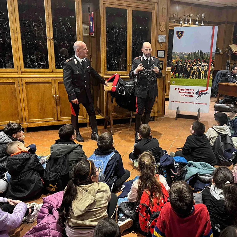 Il 4 rgt a cavallo incontra i bambini (1)