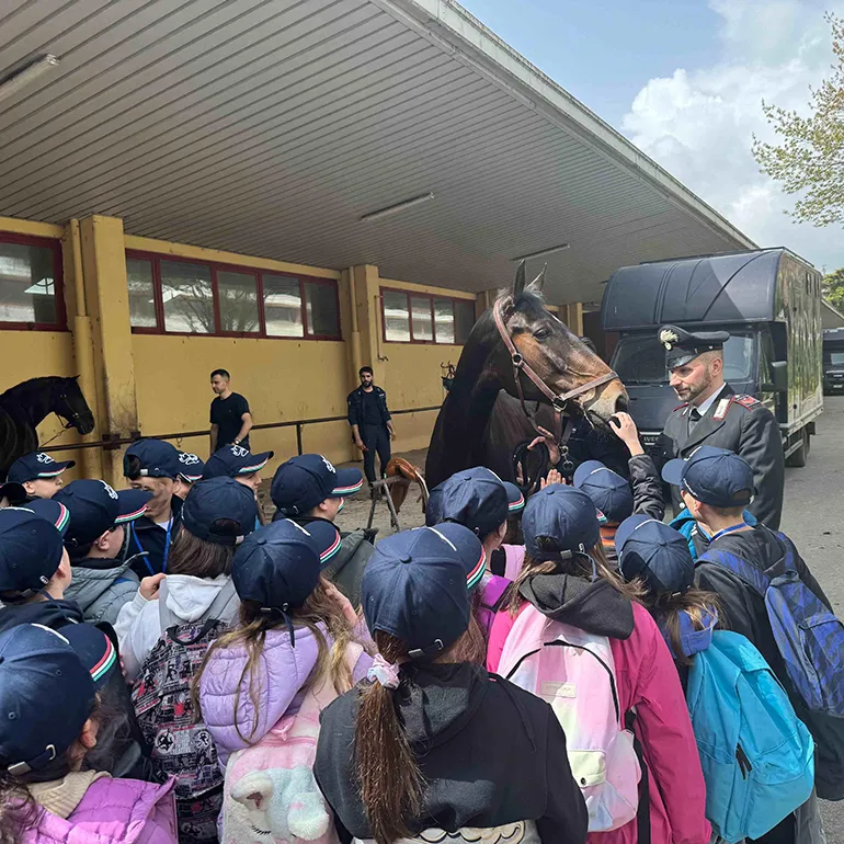 Il 4 rgt a cavallo incontra i bambini (3)