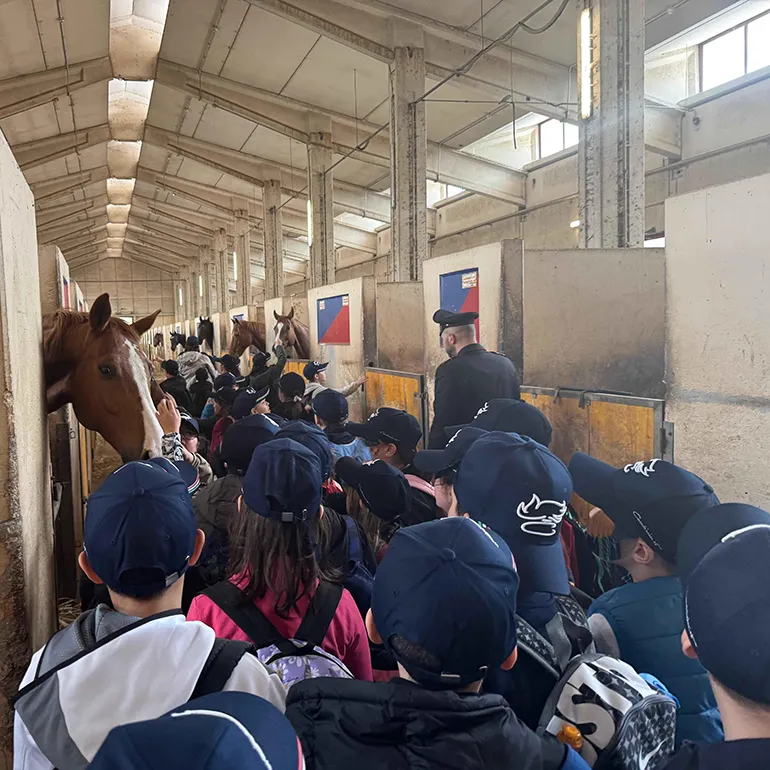 Il 4 rgt a cavallo incontra i bambini (4)