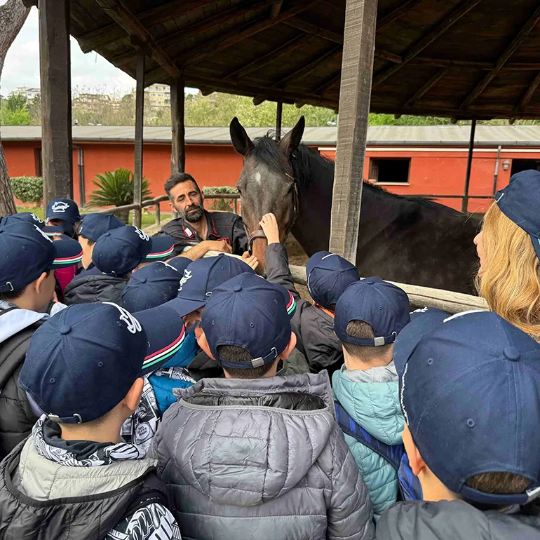 Il 4 rgt a cavallo incontra i bambini (5)