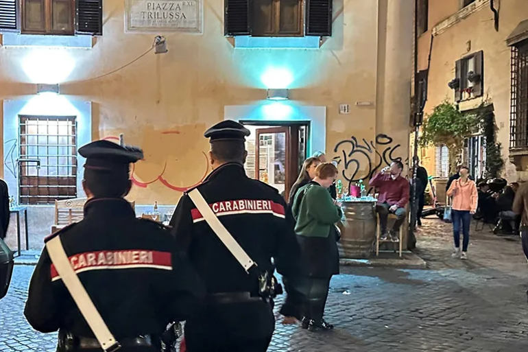 TRASTEVERE – Controlli dei Carabinieri durante la movida (4)