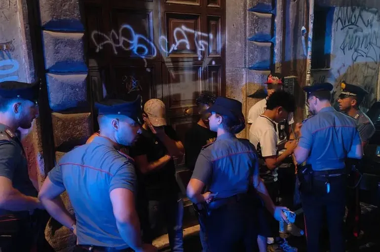 TRASTEVERE – Controlli dei Carabinieri durante la movida a Trastevere (1)_risultato_1