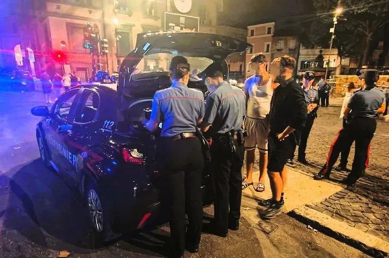 TRASTEVERE – Controlli dei Carabinieri durante la movida a Trastevere (4)_risultato
